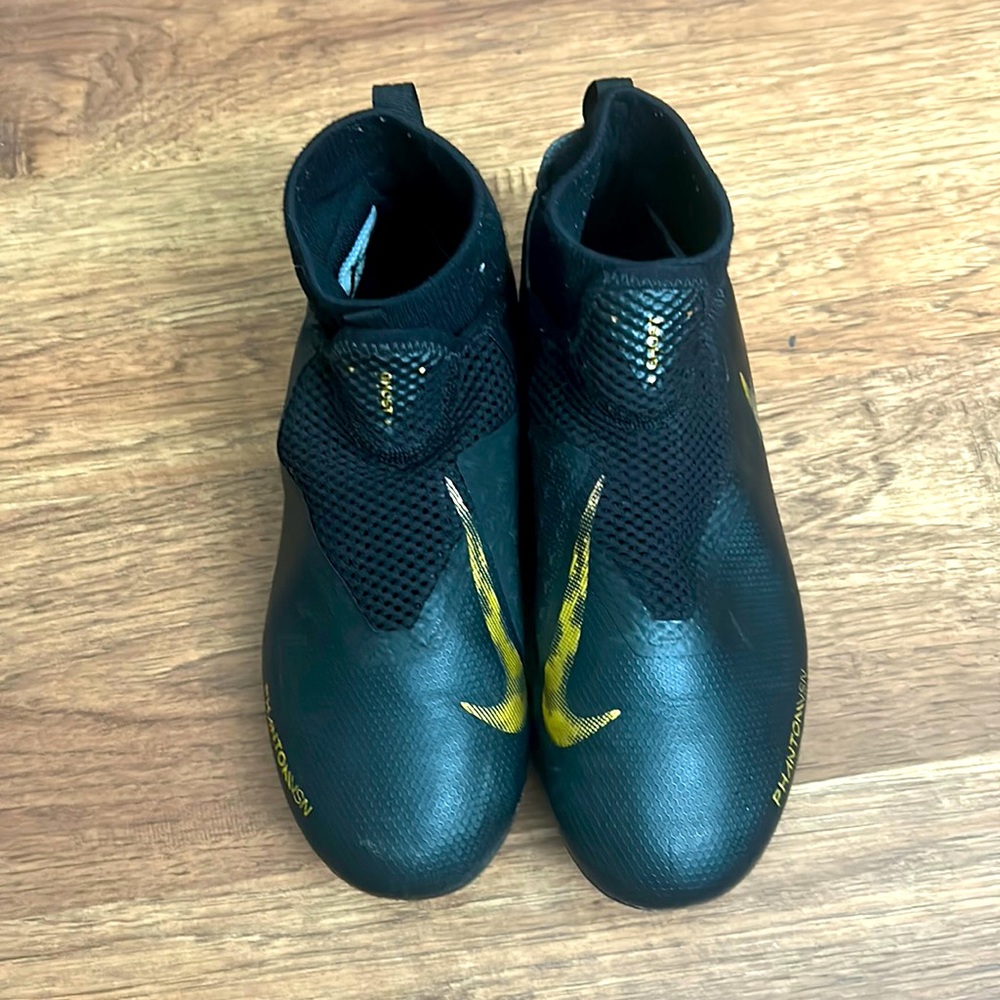 Phantom Nike Laceless cleats